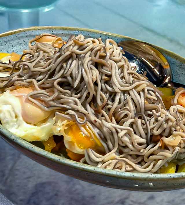 Huevos con gulas y langostinos El Llar de la Catedral